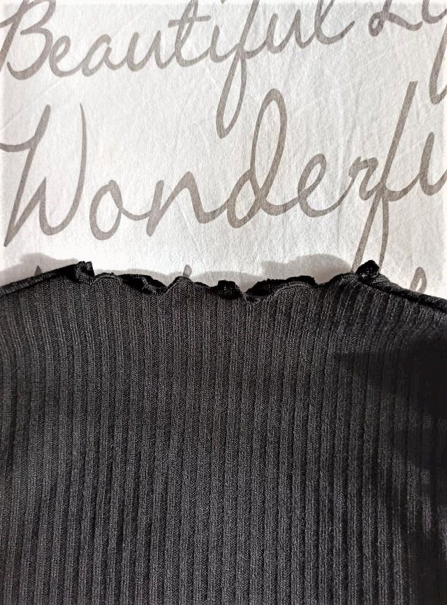 Bodi negro canalé y volantes