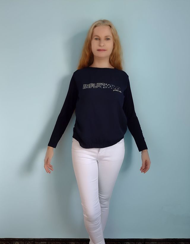 camiseta azul marino con lentejuelas de mayoral