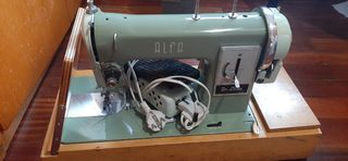 Máquina de coser ALFA antigua