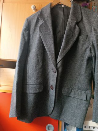 Chaqueta gris. 80% lana