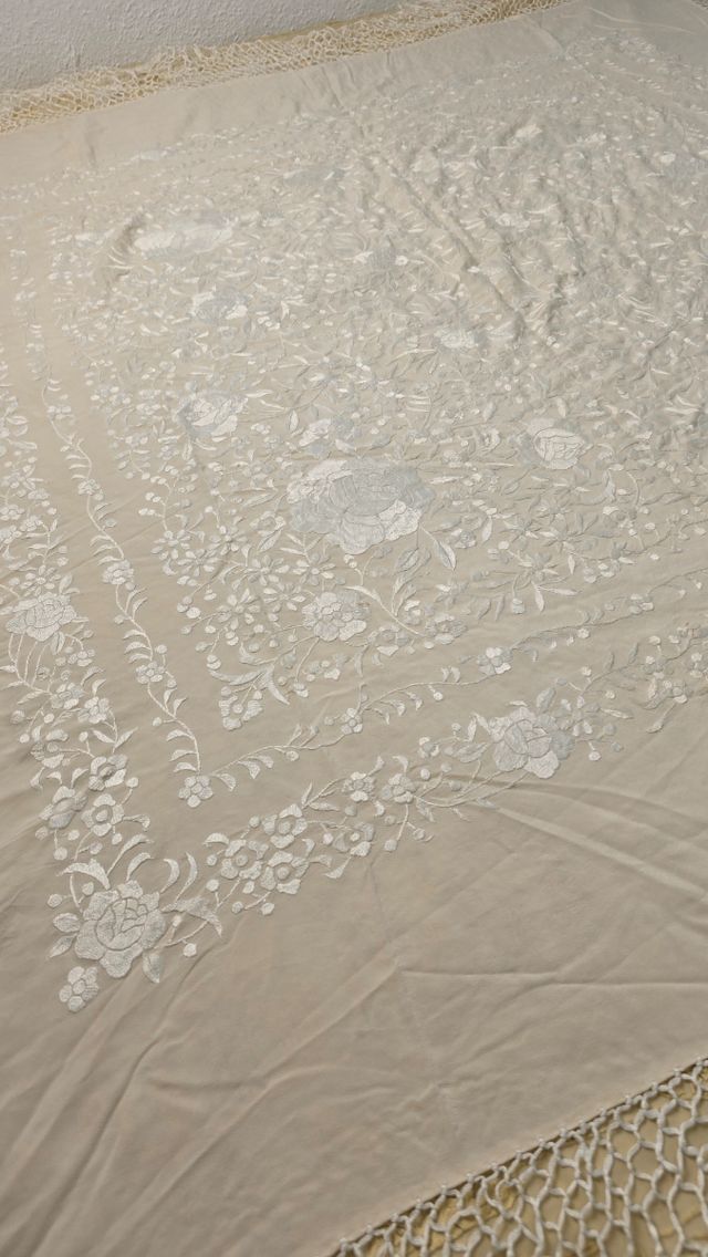 Manton de Manila seda bordado a mano