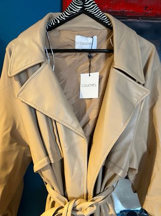 Gabardina color Camel con etiqueta