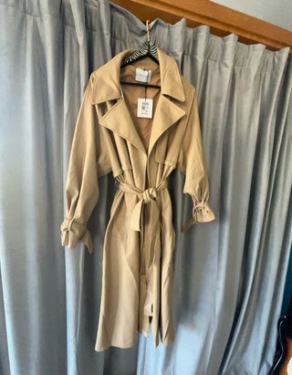 Gabardina color Camel con etiqueta