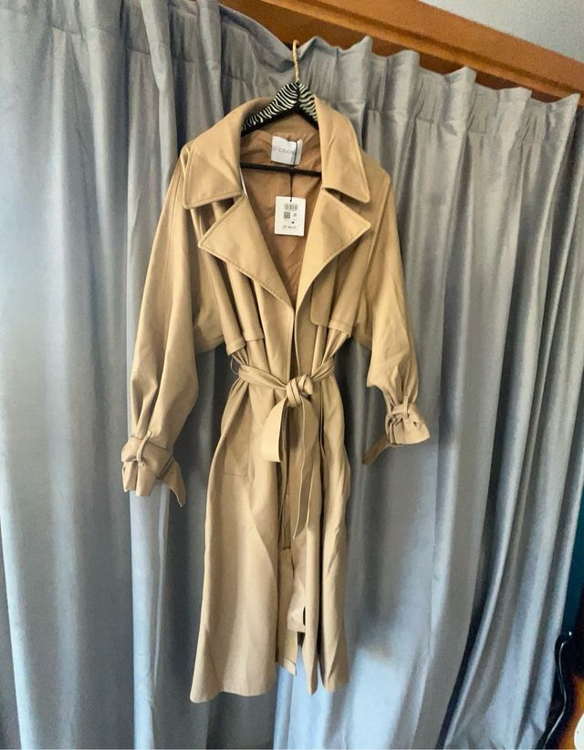 Gabardina color Camel con etiqueta