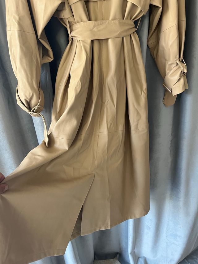 Gabardina color Camel con etiqueta