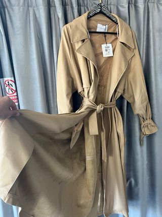 Gabardina color Camel con etiqueta
