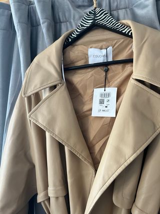 Gabardina color Camel con etiqueta