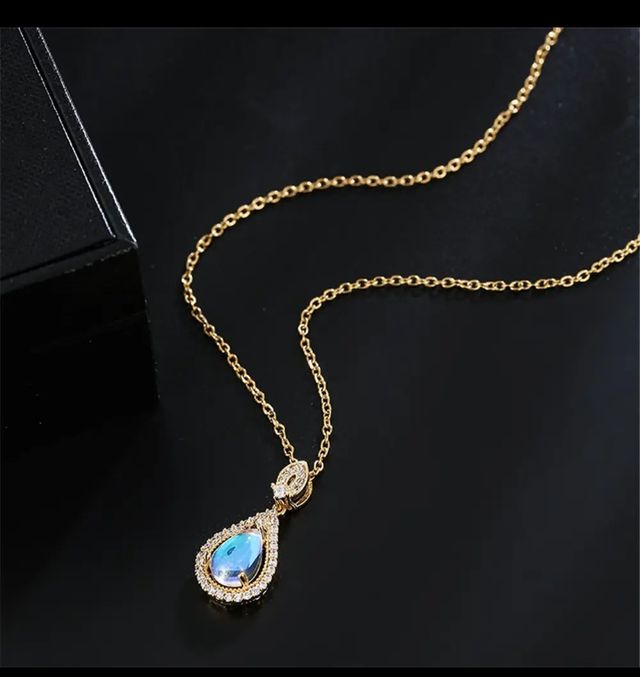 Collana di lusso con ciondolo a forma di goccia d'acqua per donna