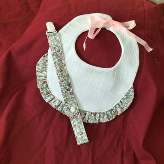 Babero y chupetero , muselina y Liberty