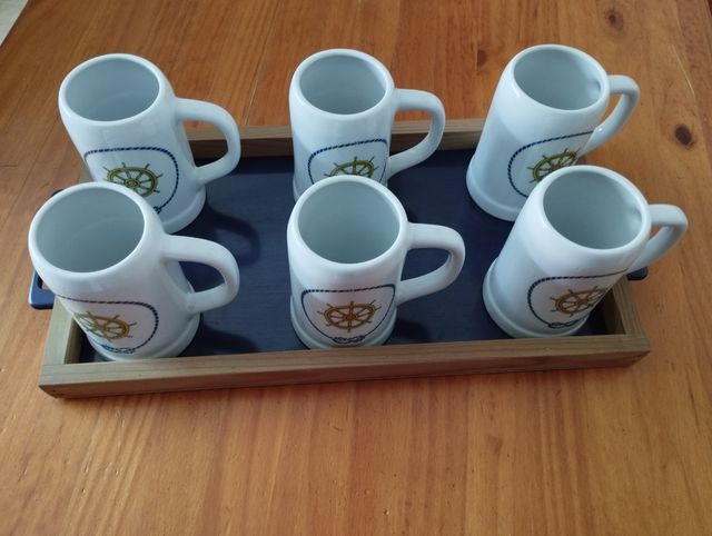 Jarras de cerveza con bandeja