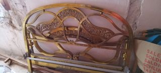 Cama de matrimonio dorada antigua 1.35