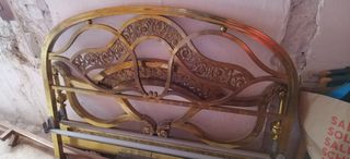 Cama de matrimonio dorada antigua 1.35