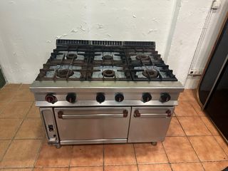 Cocina industrial de 6 fuegos con horno