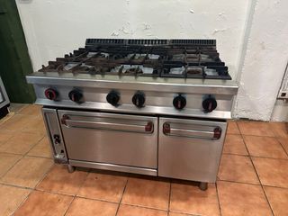 Cocina industrial de 6 fuegos con horno