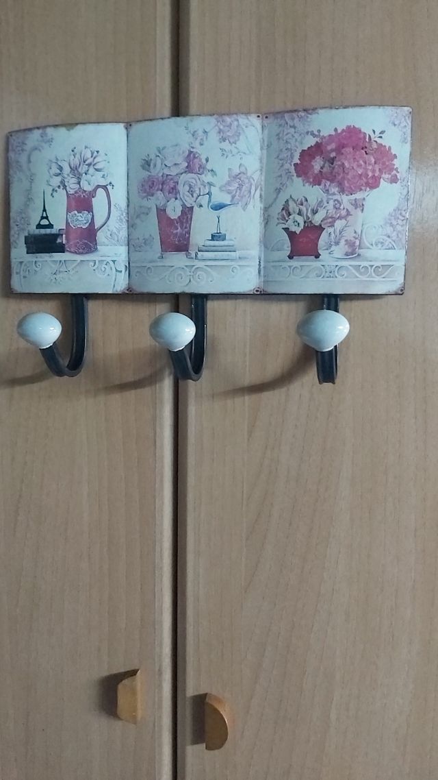 Perchero pared practicamente nuevo con ilustracion