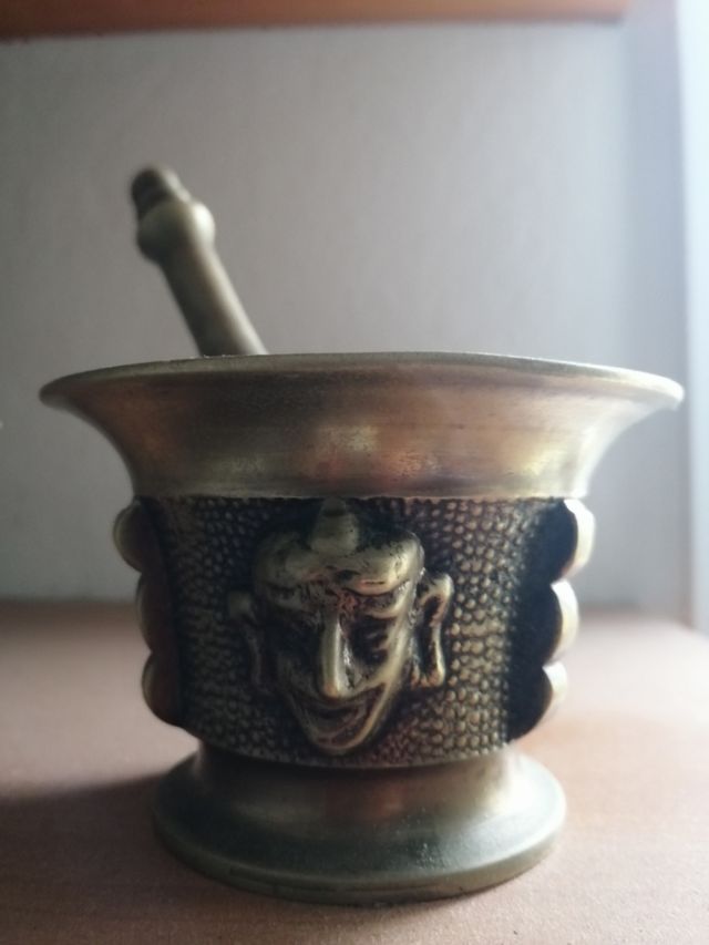 Mortero de bronce