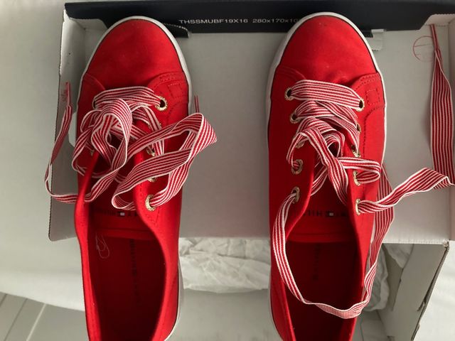 Zapatillas Tommy rojas loneta talla 36