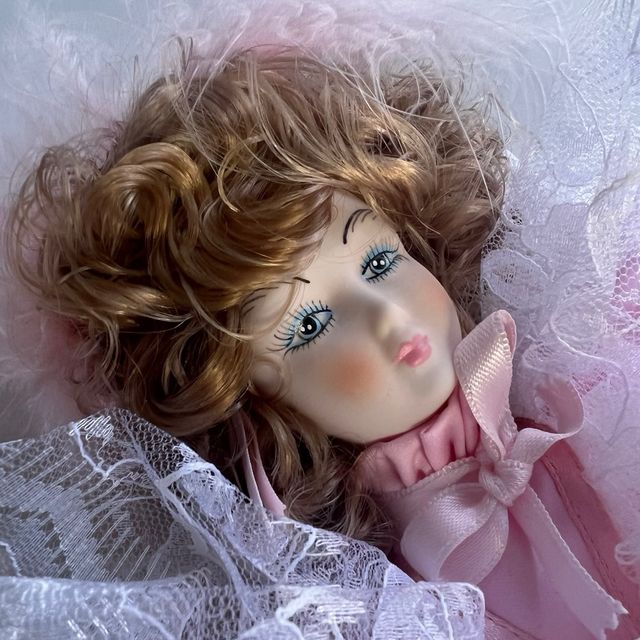 Bambola di porcellana vintage da collezione