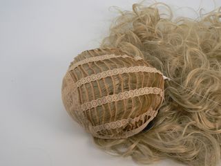 Peluca Curly Band 613 Platino, Fibra Alta Calidad