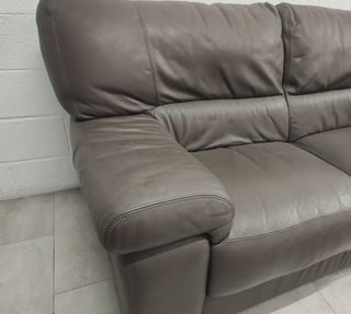 Sofá de piel.