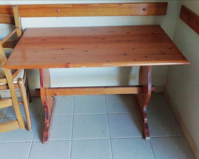 Tavolo, panca e due sedie in pino massello