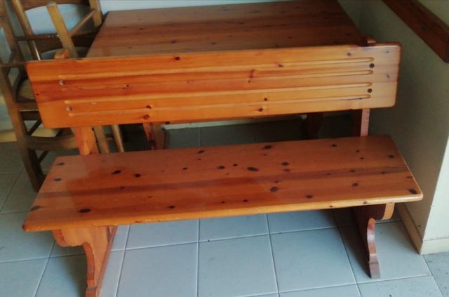 Tavolo, panca e due sedie in pino massello