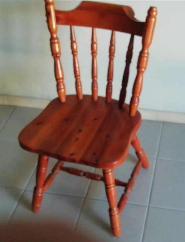 Tavolo, panca e due sedie in pino massello