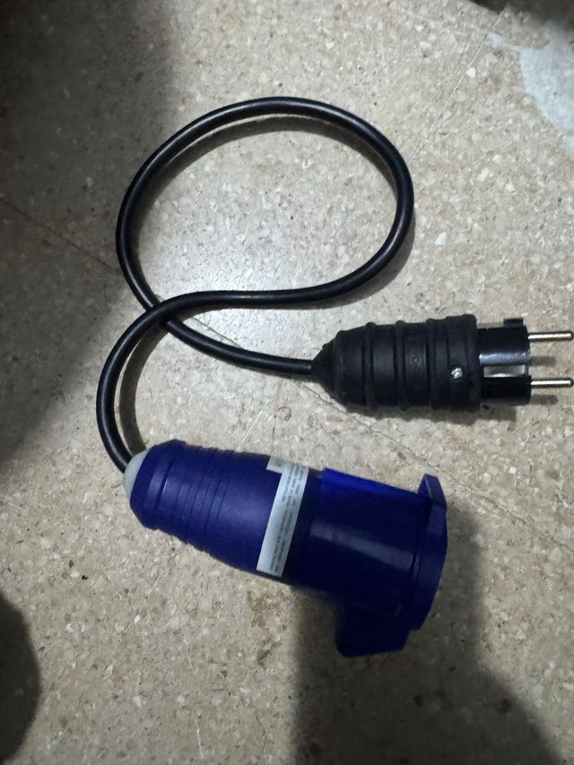 Enchufe para caravana por enchufar en camping