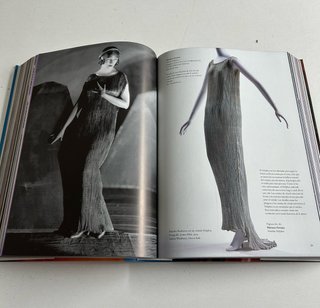 Moda: Una Historia Desde Siglo XVIII Al Siglo X