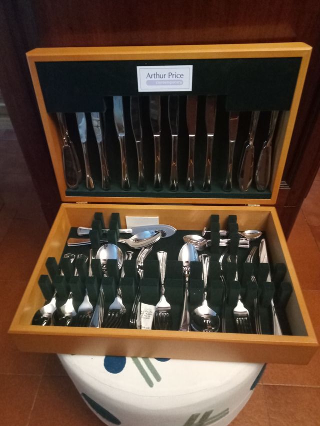 Cubertería "Arthur Price" inglesa, 84 piezas
