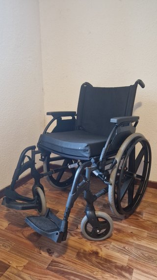 Silla de ruedas + cojin antiescaras