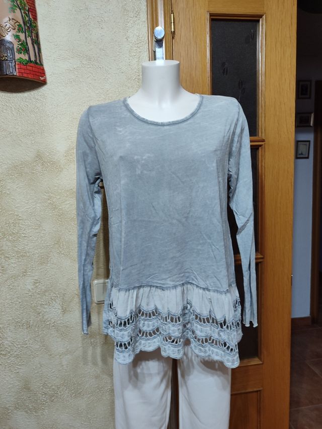 Camiseta con puntilla