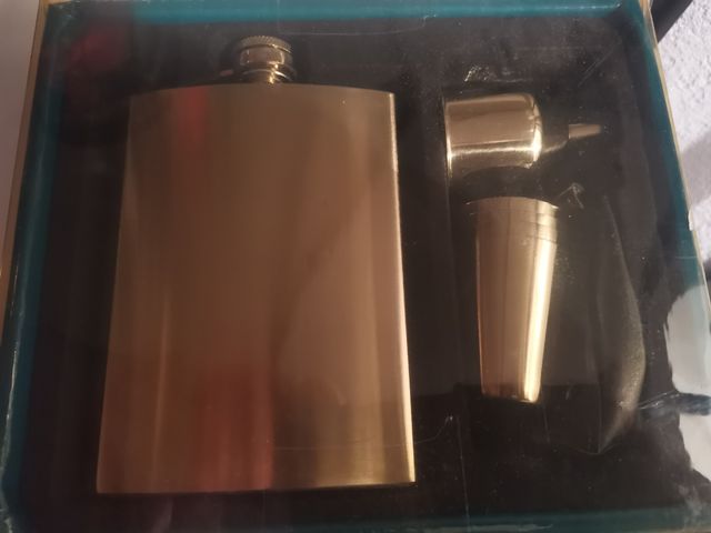 Juego de petaca, ideal para regalo.