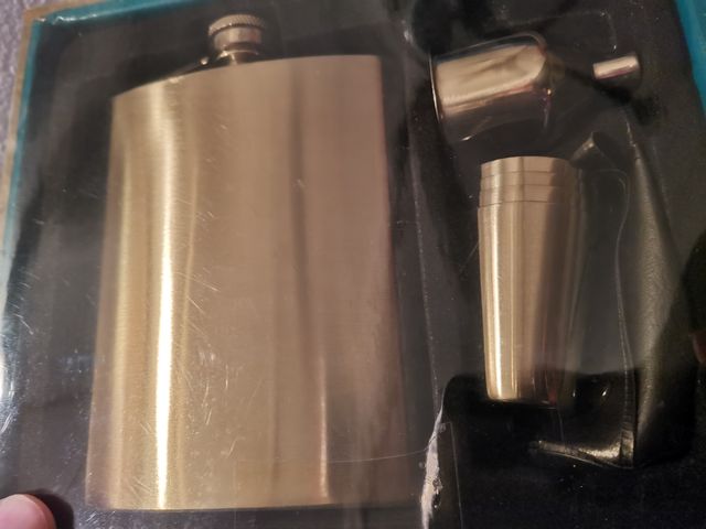 Juego de petaca, ideal para regalo.