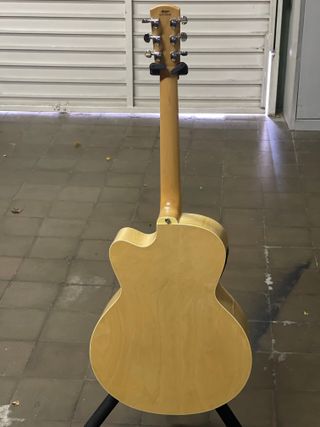 Guitarra Alvarez J80CE Jumbo + funda rígida