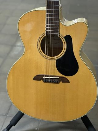 Guitarra Alvarez J80CE Jumbo + funda rígida
