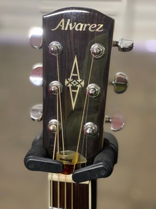 Guitarra Alvarez J80CE Jumbo + funda rígida