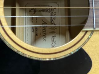 Guitarra Alvarez J80CE Jumbo + funda rígida