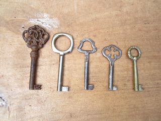 Llaves antiguas de varios metales, 5 piezas.