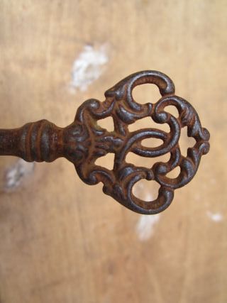 Llaves antiguas de varios metales, 5 piezas.