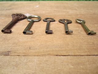 Llaves antiguas de varios metales, 5 piezas.