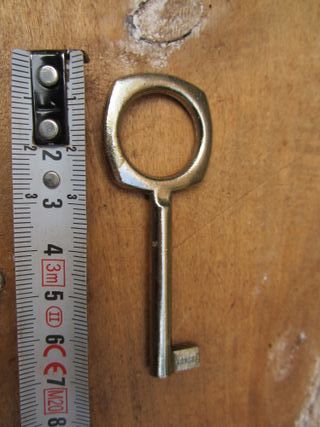 Llaves antiguas de varios metales, 5 piezas.