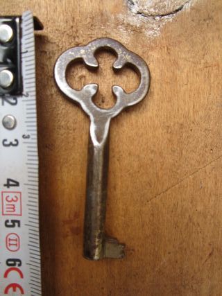 Llaves antiguas de varios metales, 5 piezas.