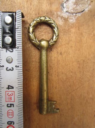 Llaves antiguas de varios metales, 5 piezas.