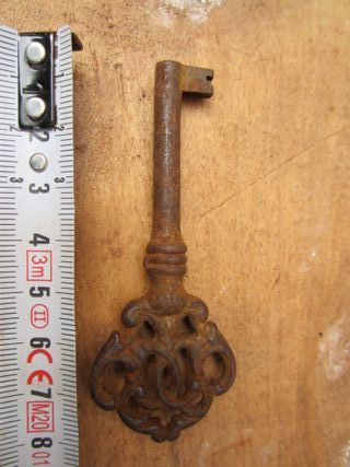 Llaves antiguas de varios metales, 5 piezas.