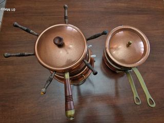 Ollas de cobre y cerámica para cocinar.