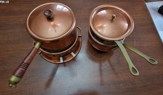 Ollas de cobre y cerámica para cocinar.