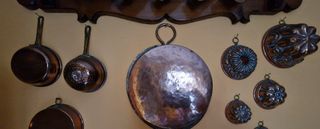 Ollas de cobre y cerámica para cocinar.