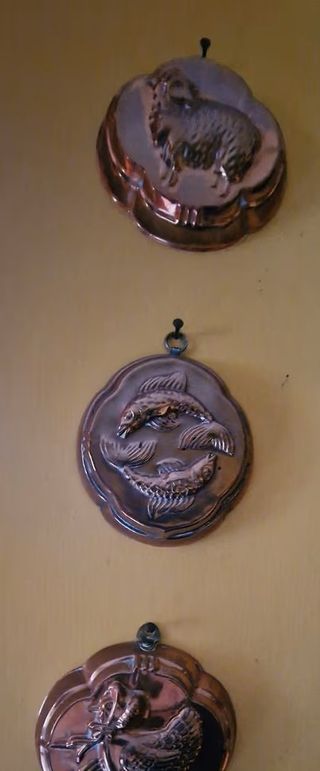 Ollas de cobre y cerámica para cocinar.