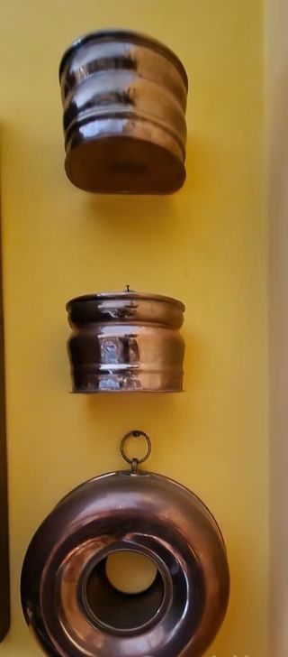 Ollas de cobre y cerámica para cocinar.